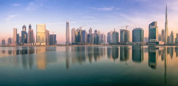 Cityscape Dubaje Panoramatický Výhled Obchodní Záliv Odrazem Mrakodrapů Vodě Dopoledních — Stock fotografie