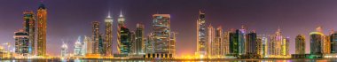 Dubai 'nin şehir manzarası ve panoramik Business Bay manzarası akşam vakti gökdelenlerin yansıması, BAE