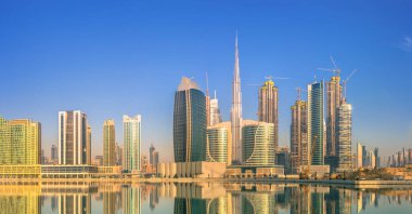 Cityscape Dubai ve gökdelenler su yansıması gündüz, BAE, iş Körfezi'nin panoramik.