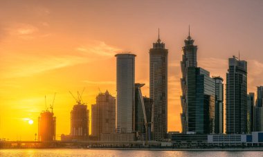 Cityscape Dubai ve gökdelenler su yansıma mor gündoğumu, BAE sırasında iş Körfezi'nin panoramik