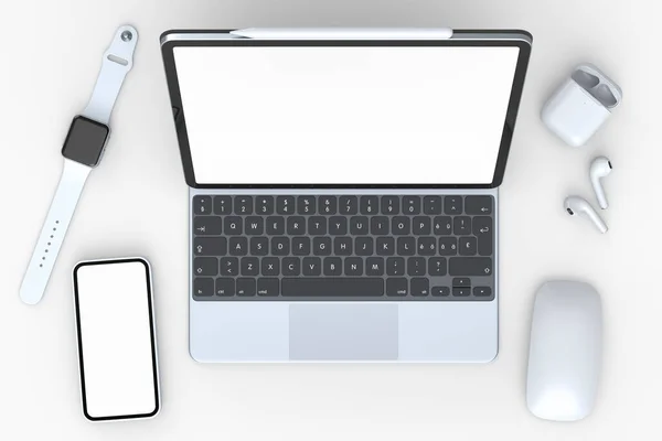 Алюмінієвий ноутбук з мишкою, смарт-годинником, телефоном та навушниками на білому — стокове фото