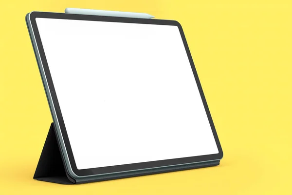黄色の背景に隔離された青いカバーケースと鉛筆とコンピュータタブレット. — ストック写真