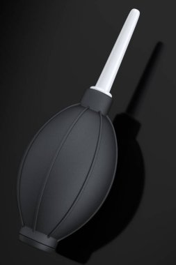 Siyah arka planda izole edilmiş kamera için el hava üfleyici ampulü. Lens ve vücut kameralarındaki tozu temizlemek için kullanışlı araçların 3 boyutlu yorumlanması veya fotoğrafçılar için diğer ekipmanlar.