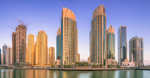 Vista giornaliera della baia di Dubai Marina con cielo sereno, Emirati Arabi Uniti — Foto Stock