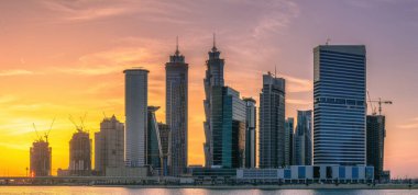 Cityscape Dubai ve gökdelenler su yansıma mor gündoğumu, BAE sırasında iş Körfezi'nin panoramik