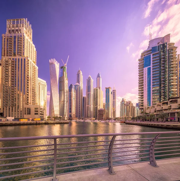 Edifícios Modernos Baía Dubai Marina Com Céu Nublado Durante Pôr — Fotografia de Stock