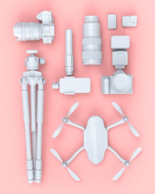 Tasarımcı çalışma alanının ve var olmayan DSLR kamera, cep telefonu, dron ve siyah arkaplanda selfie çubuğundaki aksiyon kamerası gibi teçhizatların üst görüntüsü. Canlı yayın için 3D aksesuar hazırlama