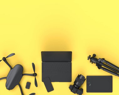 Monokrom tasarımcı çalışma alanının üst görüntüsü ve dizüstü bilgisayar, tablet, drone, sarı arka planda lens kalem ve cep telefonu gibi teçhizatlar. Çizim, çizim ve fotoğraf araçları için aksesuarların 3d görüntülenmesi