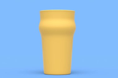 Mavi tek renkli arka planda izole edilmiş buzlu bardak taze bira. Tatillerde alkol kullanımı, Ekim Festivali veya Aziz Patrick Günü