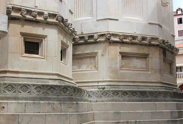 文艺复兴时期的石画像-尼克大教堂 — 图库照片