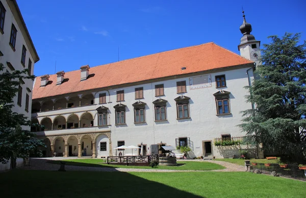 Cortile del castello di Ptuj, Slovenia, Europa — Foto Stock