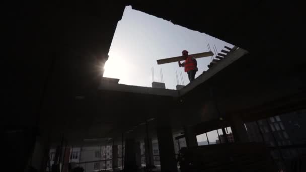 Builder arbetare i säkerhet skyddsutrustning installera betonggolv platta panel på bygga byggarbetsplats. — Stockvideo