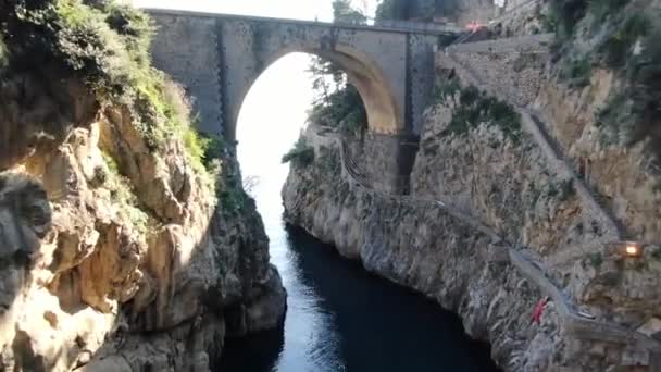Prise de vue aérienne par drone de vol vers la mer sous le pont entre ces roches. Tournage depuis la mer de Côte amalfitaine, Italie. Vidéo 4K. — Video