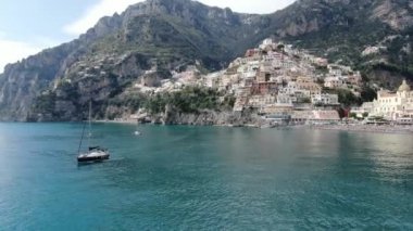 İtalya, Amalfi Sahili 'nden ateş ediliyor. Tyrhenian Denizi 'nin güzel manzarası, dağ yamaçları ve renkli evler. 4K video.