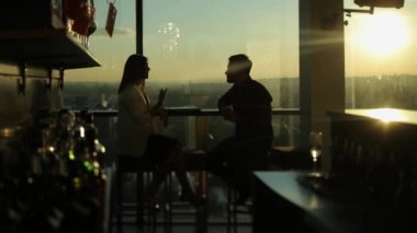 İş arkadaşları yeni fikirleri tartışıyor ve modern bir ofiste beyin fırtınası yapıyorlar. Kendine güvenen iş ortakları konuşuyor. İş adamları toplantısı