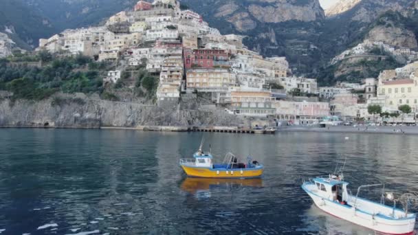 Lövöldözés az olaszországi Amalfi partjainál. Gyönyörű kilátás nyílik a tirrén tenger, hegyi lejtők és színes házak. 4K videó. — Stock videók