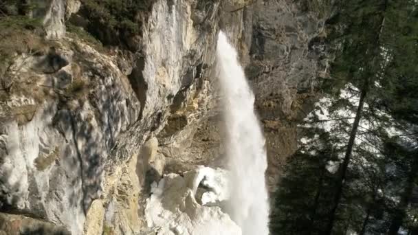 Vidéo d'une belle chute d'eau avec de l'eau débordante d'en haut et une certaine zone couverte de neige. Vidéo 4K. — Video