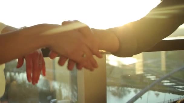 Homme d'affaires et femme serrant la main. Gros plan des gens d'affaires qui se serrent la main — Video