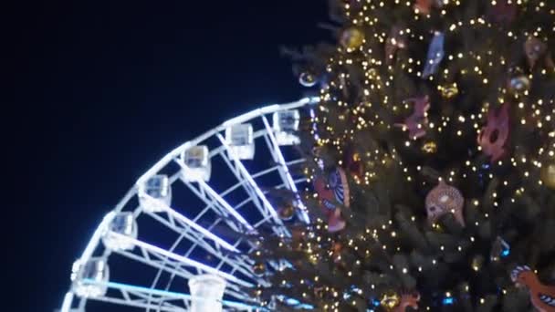 Romantyczny jarmark bożonarodzeniowy z Drzewem Noworocznym w Kijowie, Ukraina. Diabelski młyn i świąteczne dekoracje na placu Kontraktova na Podil. Poranny krajobraz bez ludzi — Wideo stockowe