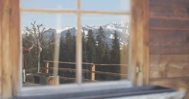 Reflejo ventana de una señora morena caucásica con sombrero, caminando hacia su casa después de un largo día de trabajo. — Vídeos de Stock