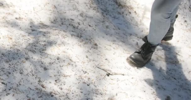 Крупный план черных сапог человека, идущего по свежевыпавшему снегу. — стоковое видео