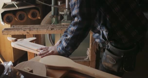 Movimento lento, imagens de close-up de um carpinteiro fazendo medições enquanto trabalhava em uma oficina. — Vídeo de Stock