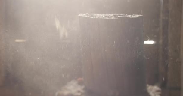 Närbild av en stock som aggressivt huggs itu med sågspånspartiklar i luften. — Stockvideo