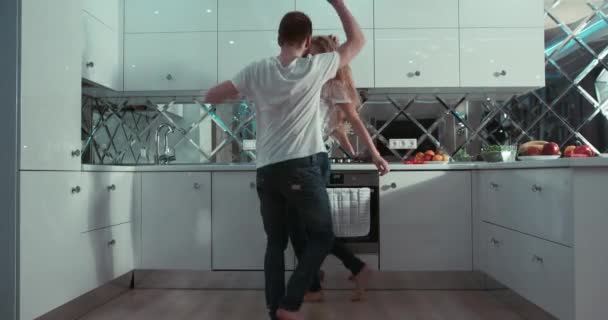 Casal caucasiano alegre dançando na cozinha. romântico, divertido, amor. — Vídeo de Stock