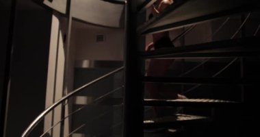 Güzel sarışın jimnastik salonundan sonra aşağıya iniyor..