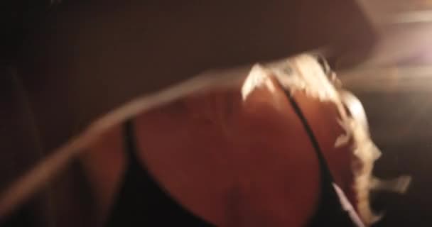 Super close-up lado iluminado imagens de uma determinada loira boxeador feminino jogando golpes. — Vídeo de Stock