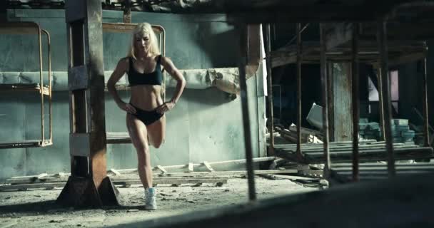 Giovane modello di fitness caucasico che fa lo split squat con una gamba sola. — Video Stock