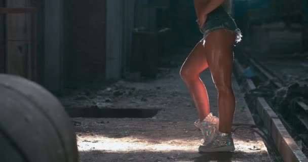 Nahaufnahme der Beine des Models beim leichten Wadentraining in einer Fabrik. — Stockvideo
