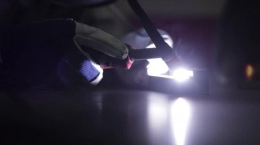 Metal kaynakçı maskesini kapat. Maske ustası ve eldiven metal kaynakçısı..