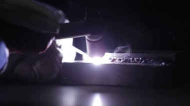 Kaynak cihazı. Kaynak makinesinin ustası metali kaynak yapar. Adam metal kaynak makinesiyle çalışıyor.