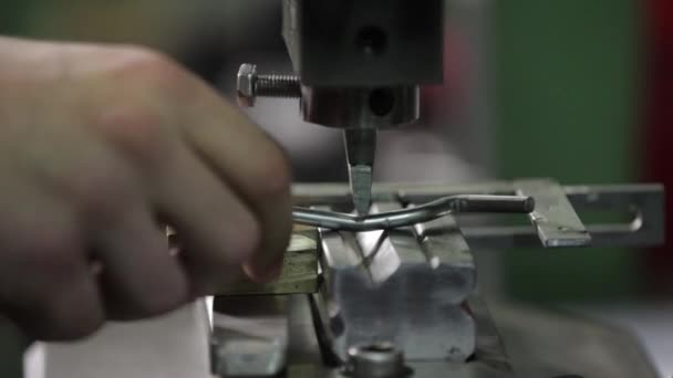 Der Meister arbeitet hinter der Maschine mit Metall. enge Arbeit hinter der Maschine. sehen Sie, wie die Maschine mit Metall arbeitet — Stockvideo