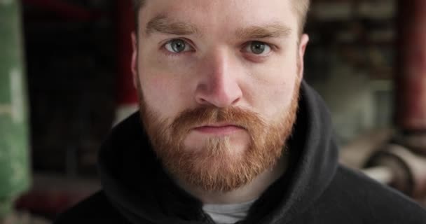 Mycket nära ansiktet på en man med rött skägg. — Stockvideo