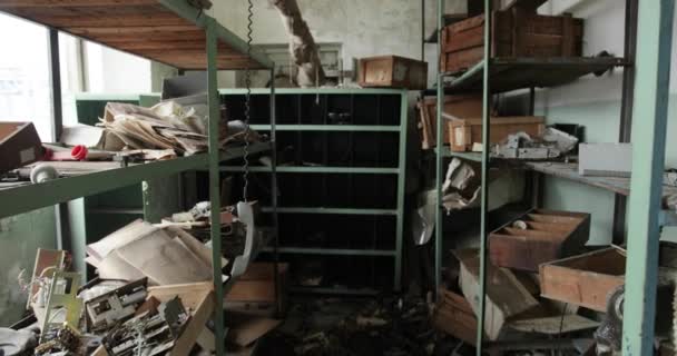 Locaux abandonnés à Pripyat, Ukraine Tchernobyl. Chambre abandonnée. la chambre a beaucoup de déchets, documents, boîtes. — Video