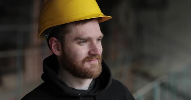 Profil av en manlig trollkarl med skägg i hjälm ser framåt och ler — Stockvideo
