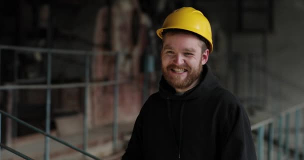 Un hombre extremadamente alegre en un casco amarillo grita. emoción de felicidad, emoción de alegría — Vídeos de Stock