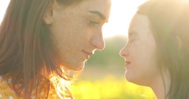 Genç kızıl saçlı anne ve güzel kızıl saçlı kızının portresi. Sevgi dolu bir aile. Anne ve kızı oynuyorlar ve sarılıyorlar.