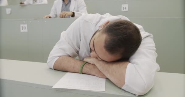 Mahasiswa kedokteran tidur di sebuah kuliah di universitas. Lelucon siswa. — Stok Video