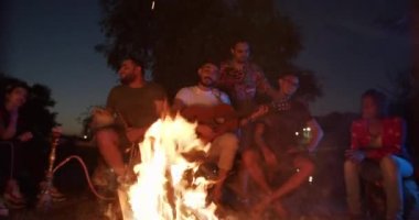 Kızılderili kökenli bir grup genç ateşin başında dinleniyor. Arkadaşlar dışarıda gitar çalar ve şarkılar söylerler..