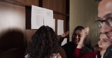 Başarılı bir inceleme. Öğrenciler sınavları geçer. Gençler üniversiteye kaydoluyor. gelecek meslek kavramını seç.