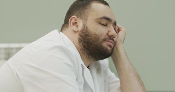 Troppo stanco. Bello maschio stanco studente dormire sul suo braccio durante la lezione presso l'università sessione di esami stanchi educazione pigro noioso sonno universitario persone scuola pisolino concetto di lavoro eccessivo — Video Stock