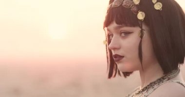 Yakından bakınca Kleopatra 'nın kraliçesi gibi görünüyor. Kızların gözleri oklarla, dudaklarında koyu rujla kalkıyor. gün batımı