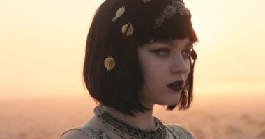 Güzel makyajlı çekici bir kızın portresi. Kız Kleopatra 'ya benziyor.