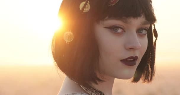 Königin Kleopatra von Ägypten. Mädchengesicht mit Make-up. attraktive junge Frau. schöner Sonnenuntergang — Stockvideo