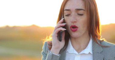 Genç iş kadını cep telefonuyla konuşuyor. İş, iletişim, teknoloji ve insan kavramı. Üzgün iş kadını telefonda konuşuyor..