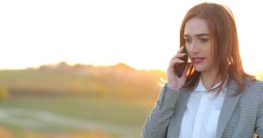 Üzgün iş kadını cep telefonuyla konuşuyor..