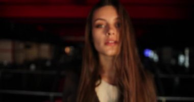 Mavi efekt. Güzel yeşil gözlü ve esmer saçlı çekici genç bayanı yakından çekerken kameraya bakıyor ve inanılmaz görünüşüyle büyülüyor. Işık odası